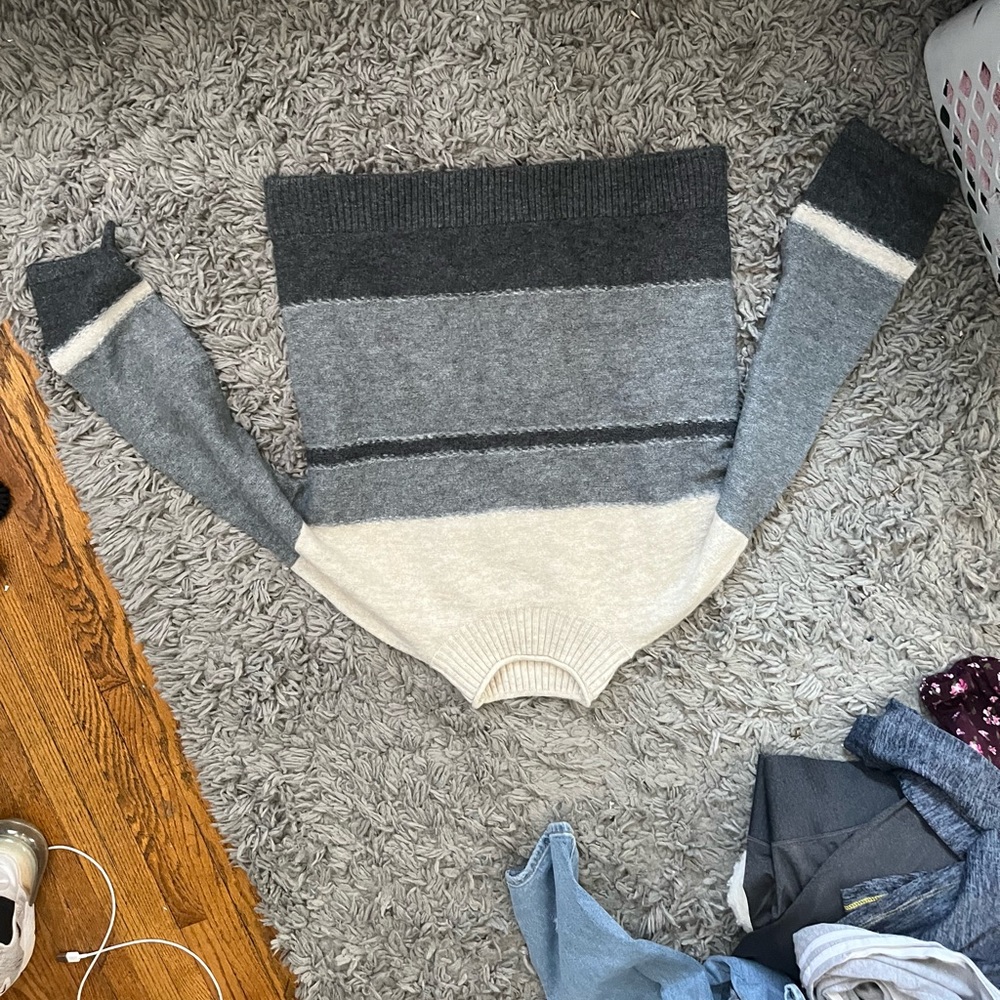 never worn sweater size medium universal threads